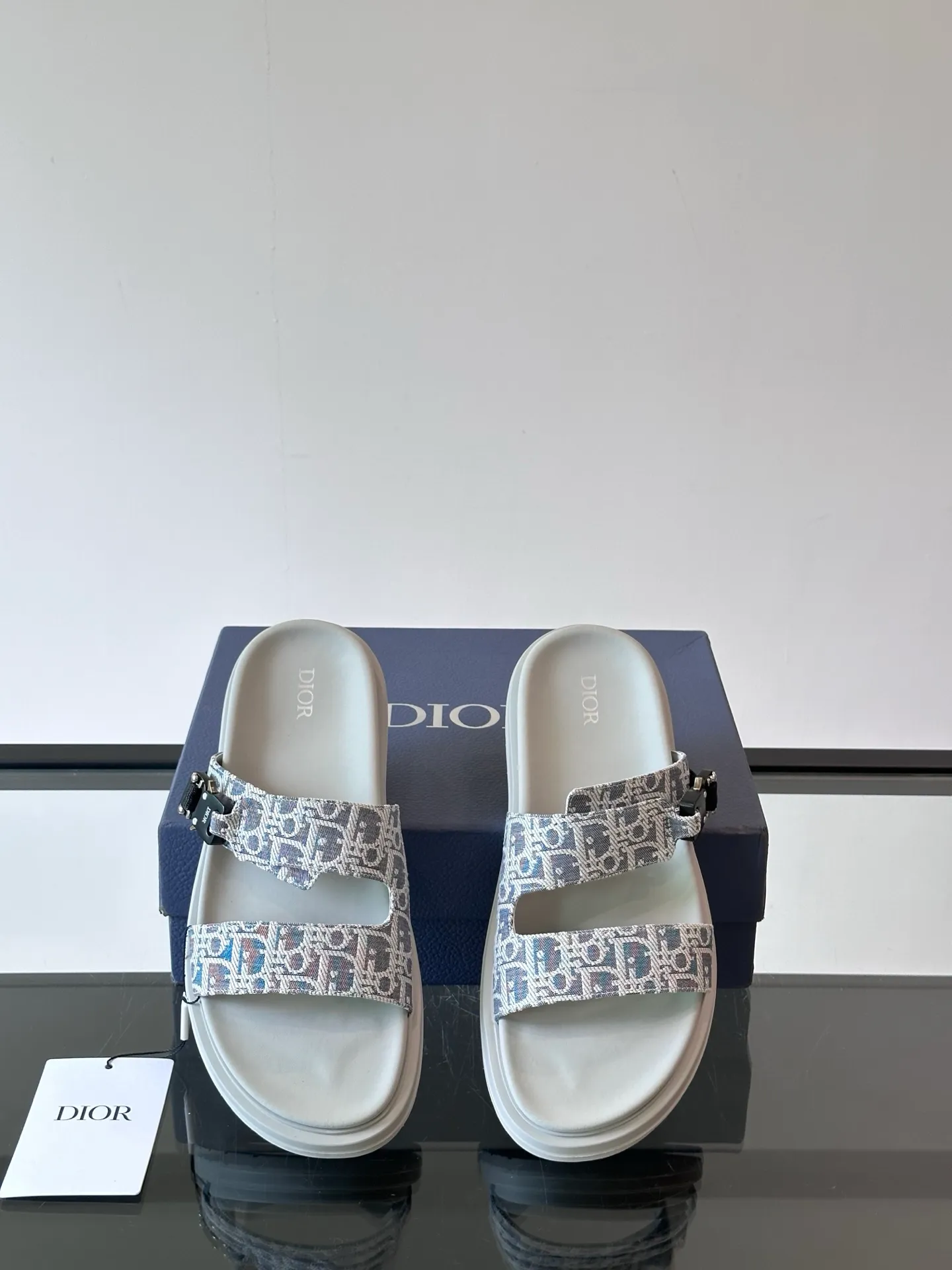 Factory price: 300💰Dior Aqua men's sandals and slippers. Showcasing Dior haute couture design. The Dior gray suede strap is accented with an aluminum Dior buckle for added style. Paired with a comfortable tonal notch sole, they pair easily with shorts or jeans for a sophisticated look. Main body: suede cow leather, technical fabric lining: cow leather, with adjustable straps, aluminum Dior buckle, Dior gray EVA insole, tonal notch rubber outsole splicing structure👌👌 size: 38-44 (45.46 customized)
